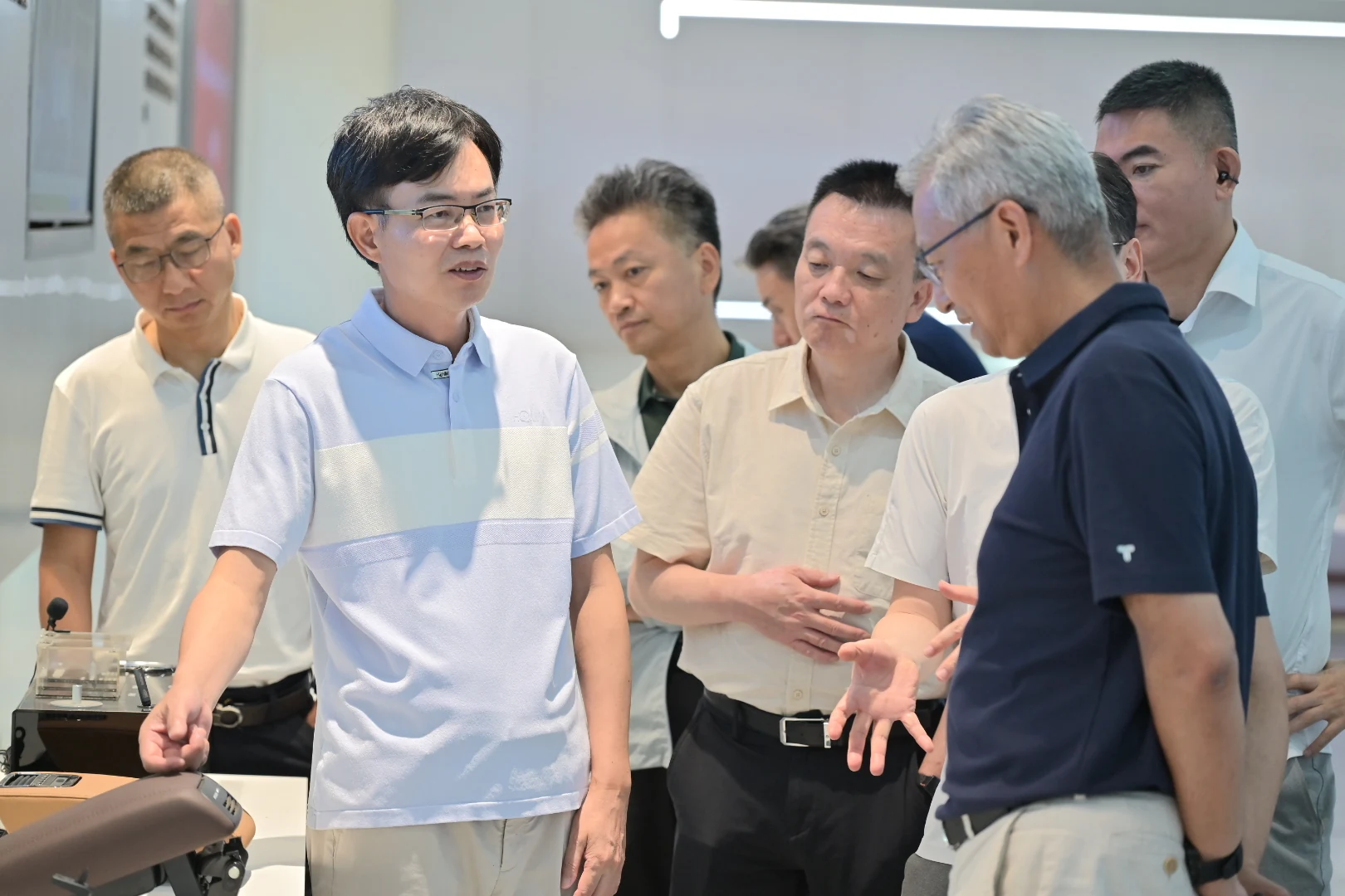 嘉宾在美时美克展厅交流空气管理产品
